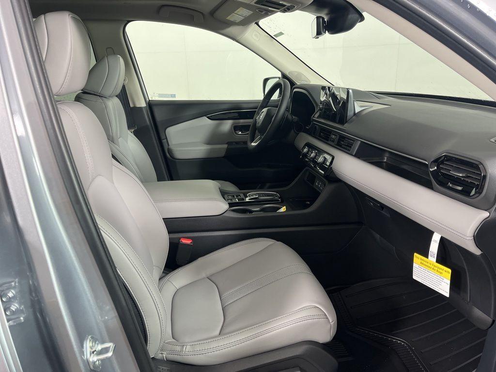 new 2025 Honda Pilot car, priced at $51,195