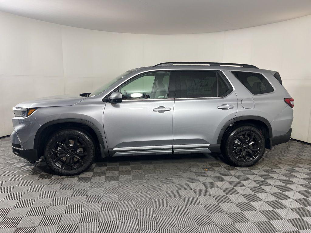 new 2025 Honda Pilot car, priced at $51,195