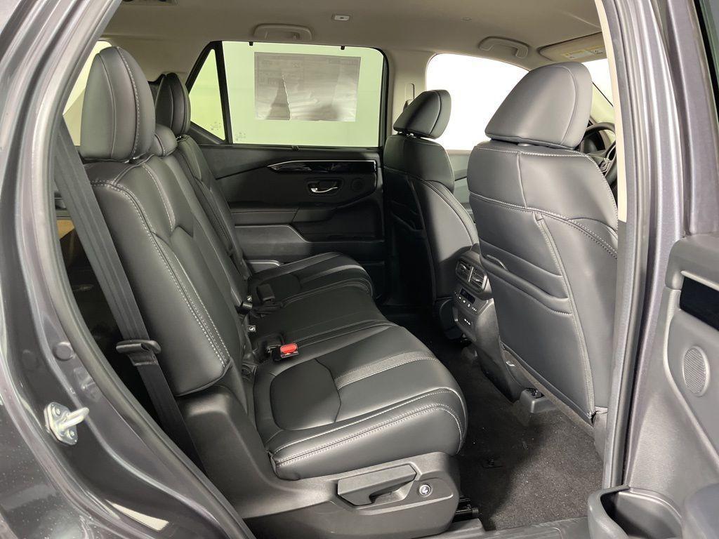 new 2025 Honda Pilot car, priced at $45,625