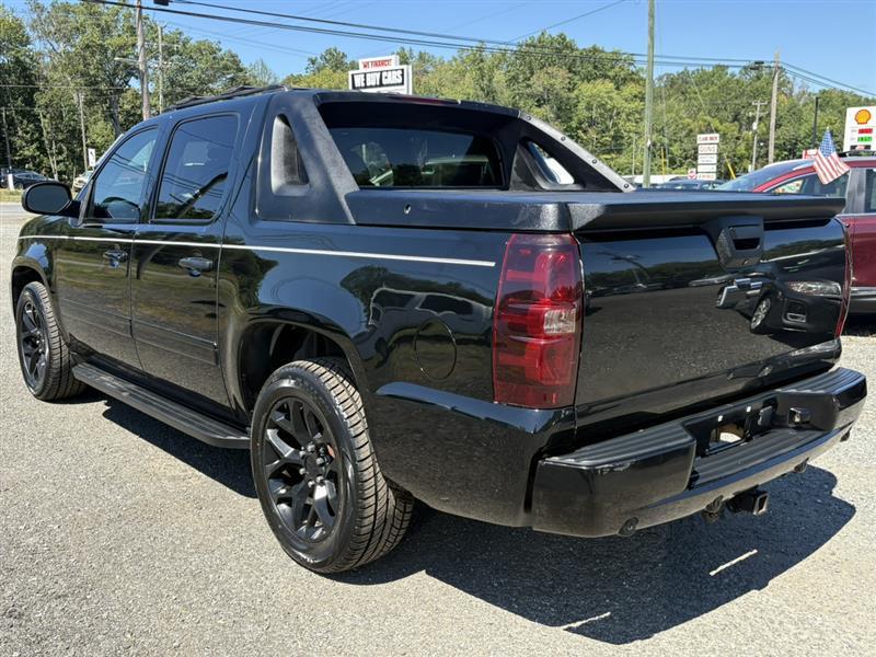 used 2009 Chevrolet Avalanche car, priced at $13,900