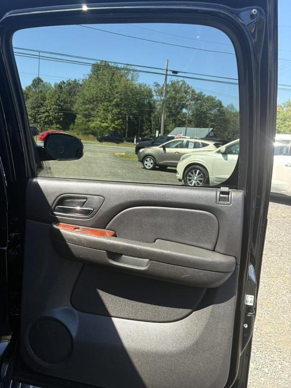 used 2009 Chevrolet Avalanche car, priced at $13,900