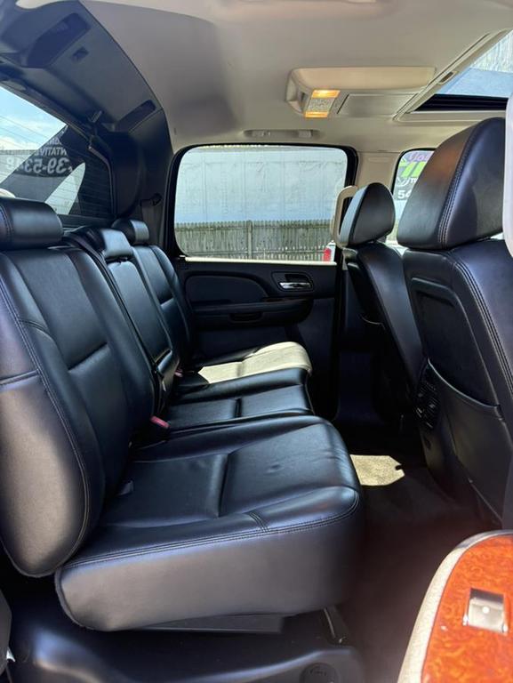 used 2009 Chevrolet Avalanche car, priced at $13,900