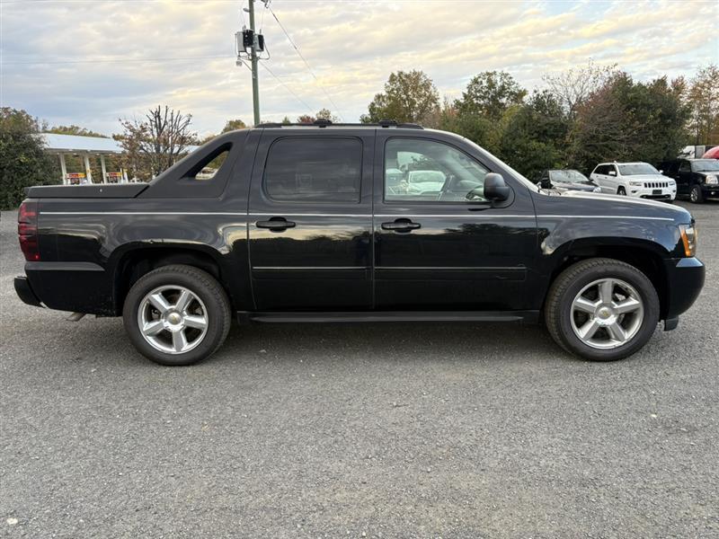 used 2009 Chevrolet Avalanche car, priced at $13,250