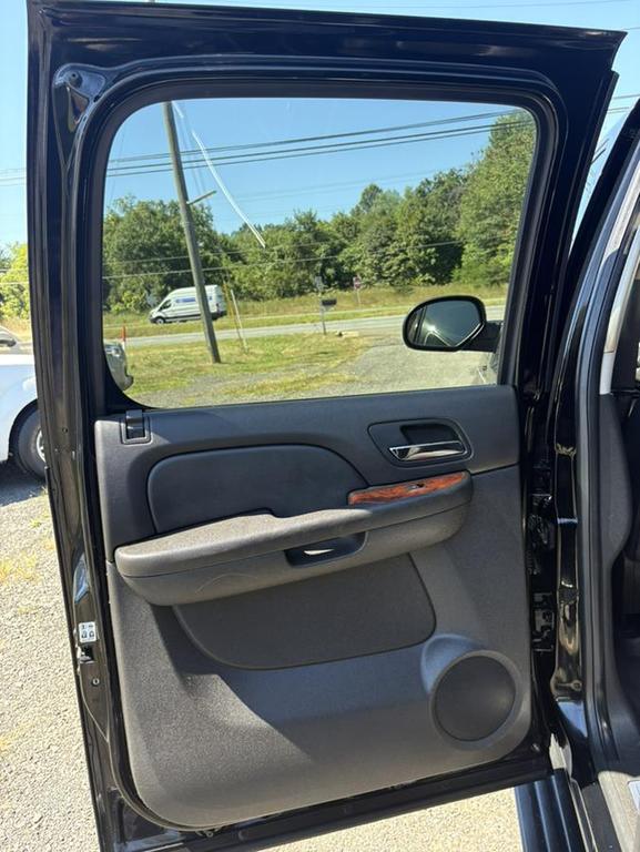 used 2009 Chevrolet Avalanche car, priced at $13,900