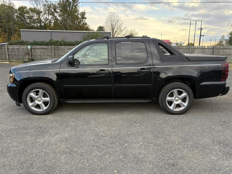 used 2009 Chevrolet Avalanche car, priced at $13,250