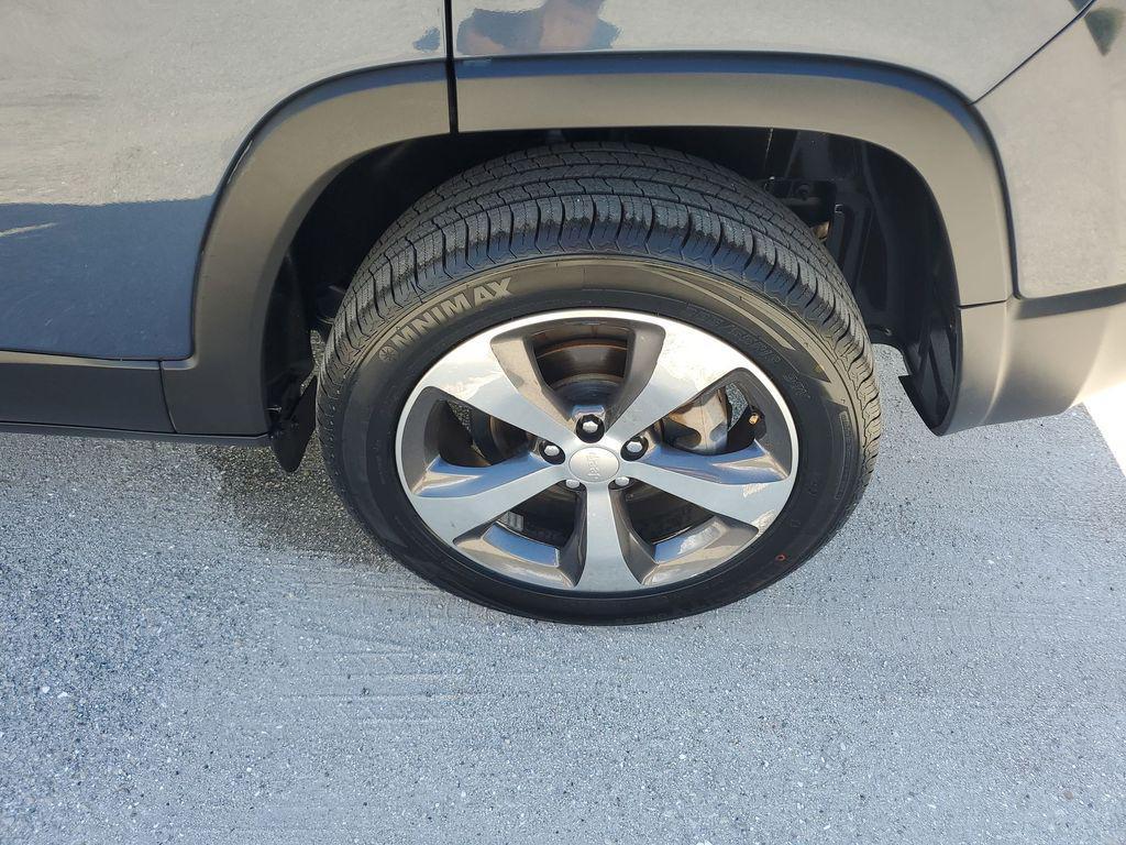 used 2020 Jeep Cherokee car, priced at $16,879