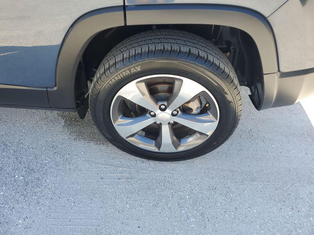 used 2020 Jeep Cherokee car, priced at $16,879