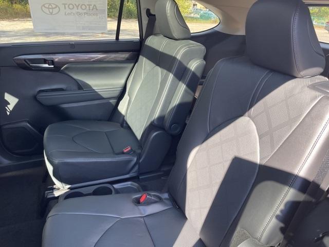 new 2025 Toyota Highlander car, priced at $54,098