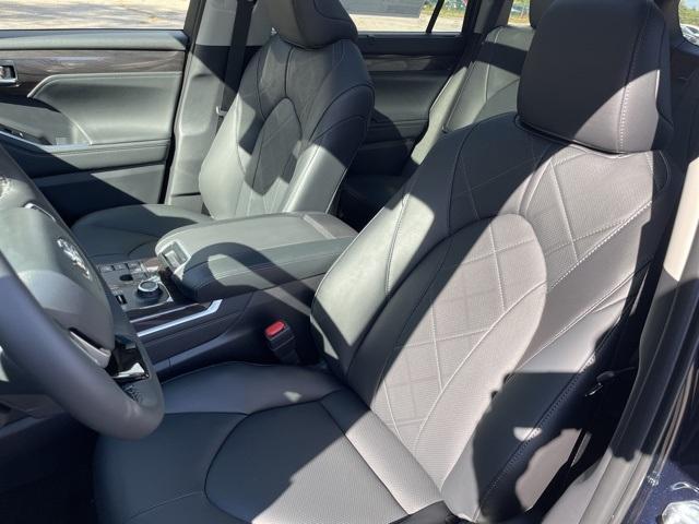 new 2025 Toyota Highlander car, priced at $54,098