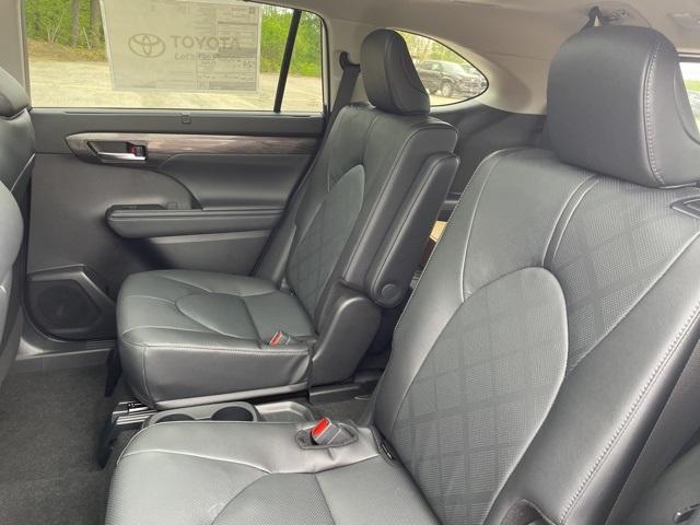 new 2025 Toyota Highlander car, priced at $55,387