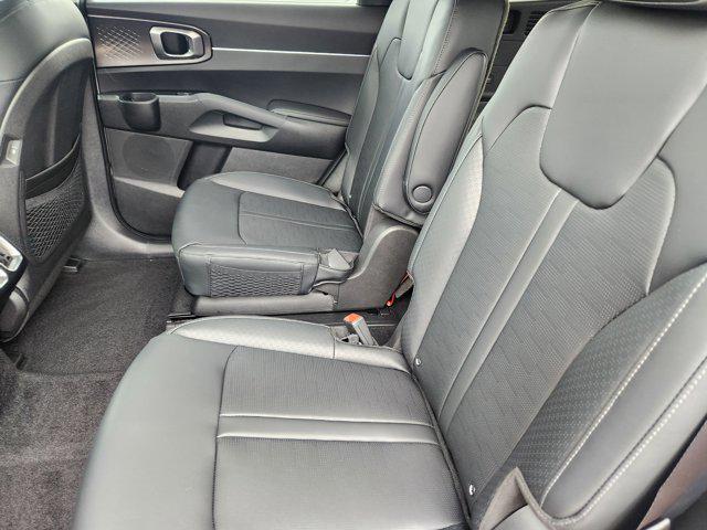 new 2025 Kia Sorento Hybrid car, priced at $39,827