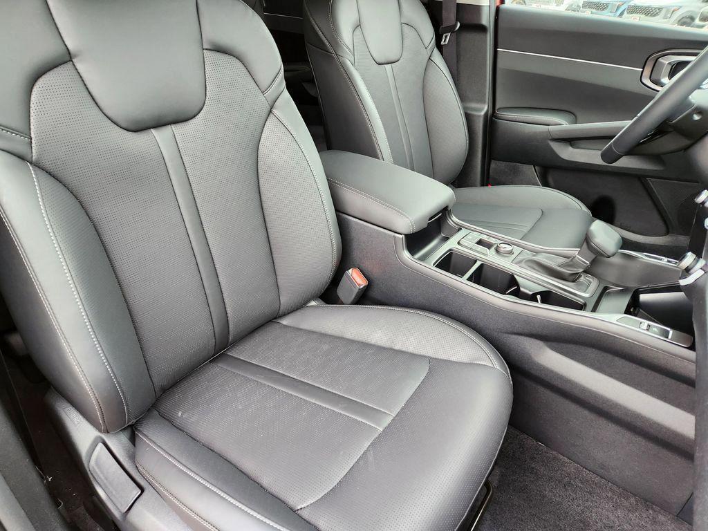 new 2025 Kia Sorento car, priced at $33,779