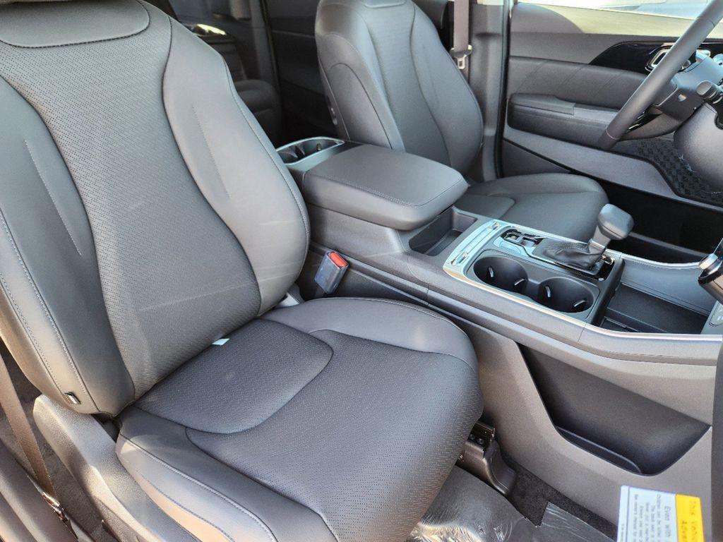new 2025 Kia Carnival car, priced at $46,699