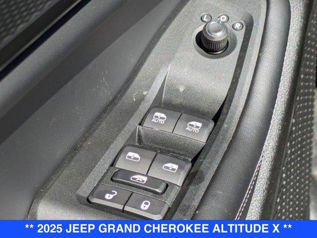 new 2025 Jeep Grand Cherokee car, priced at $48,375