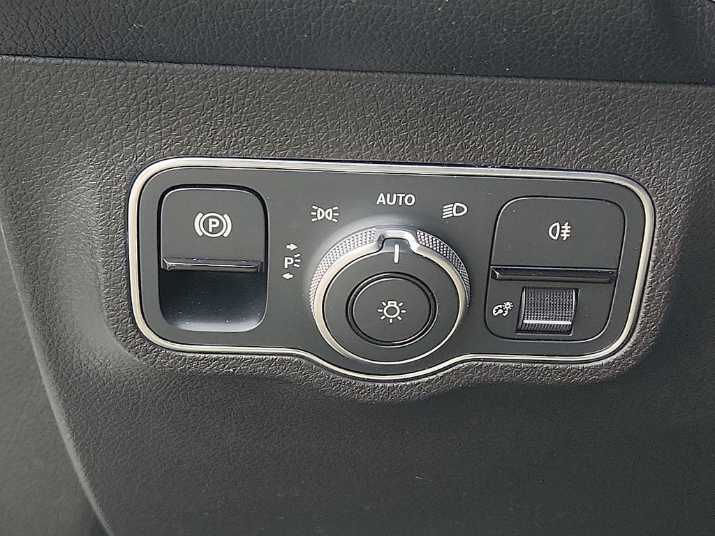 used 2021 Mercedes-Benz GLB 250 car, priced at $22,620