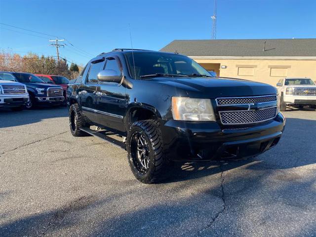 used 2009 Chevrolet Avalanche car, priced at $13,995