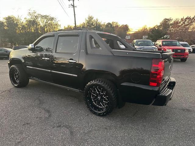 used 2009 Chevrolet Avalanche car, priced at $13,995