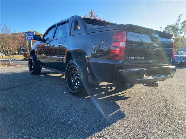 used 2009 Chevrolet Avalanche car, priced at $13,995