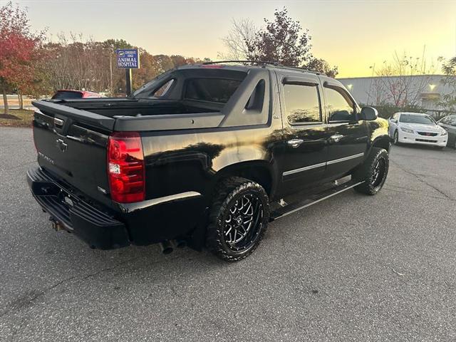 used 2009 Chevrolet Avalanche car, priced at $13,995