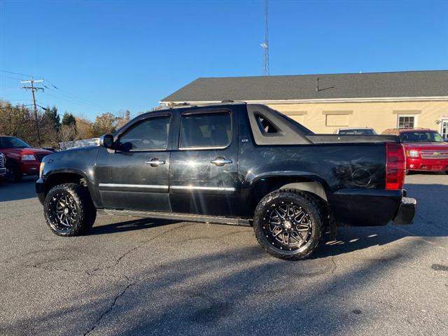 used 2009 Chevrolet Avalanche car, priced at $13,995