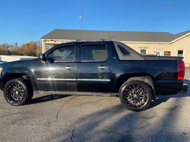 used 2009 Chevrolet Avalanche car, priced at $13,995