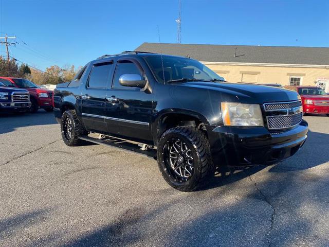 used 2009 Chevrolet Avalanche car, priced at $13,995