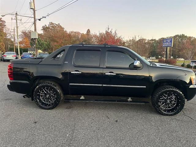 used 2009 Chevrolet Avalanche car, priced at $13,995