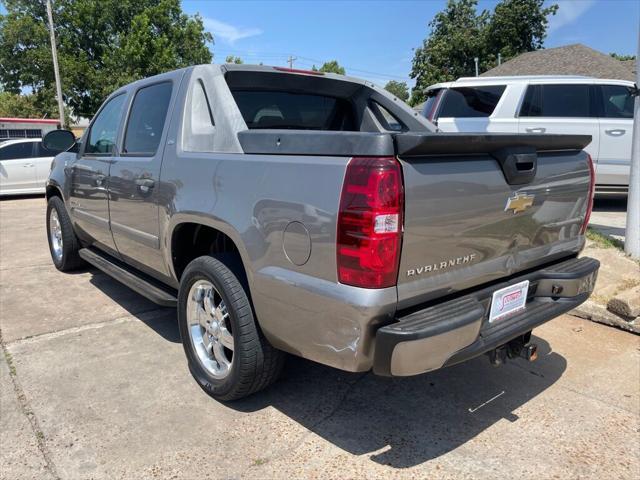 used 2007 Chevrolet Avalanche car, priced at $8,988