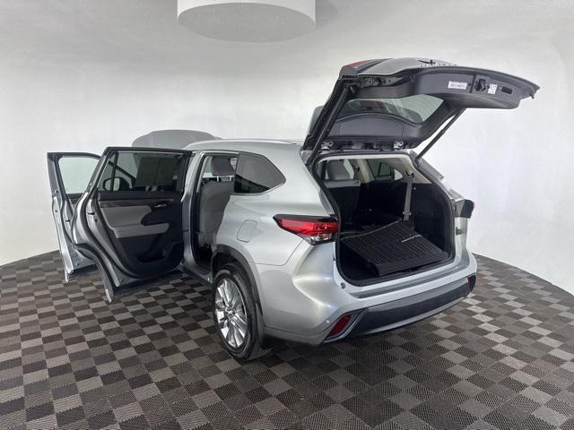 used 2022 Toyota Highlander car, priced at $42,661