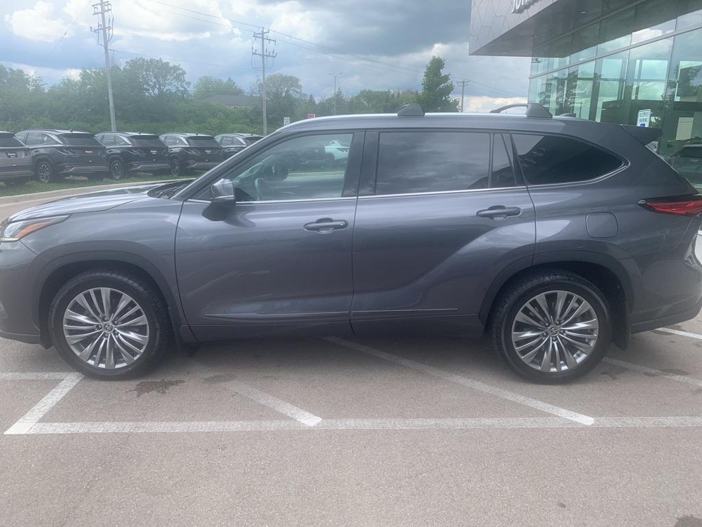 used 2021 Toyota Highlander car, priced at $40,993
