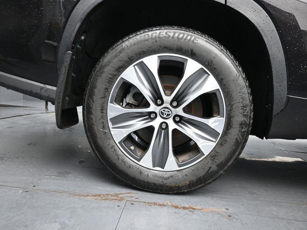 used 2022 Toyota Highlander car, priced at $36,427