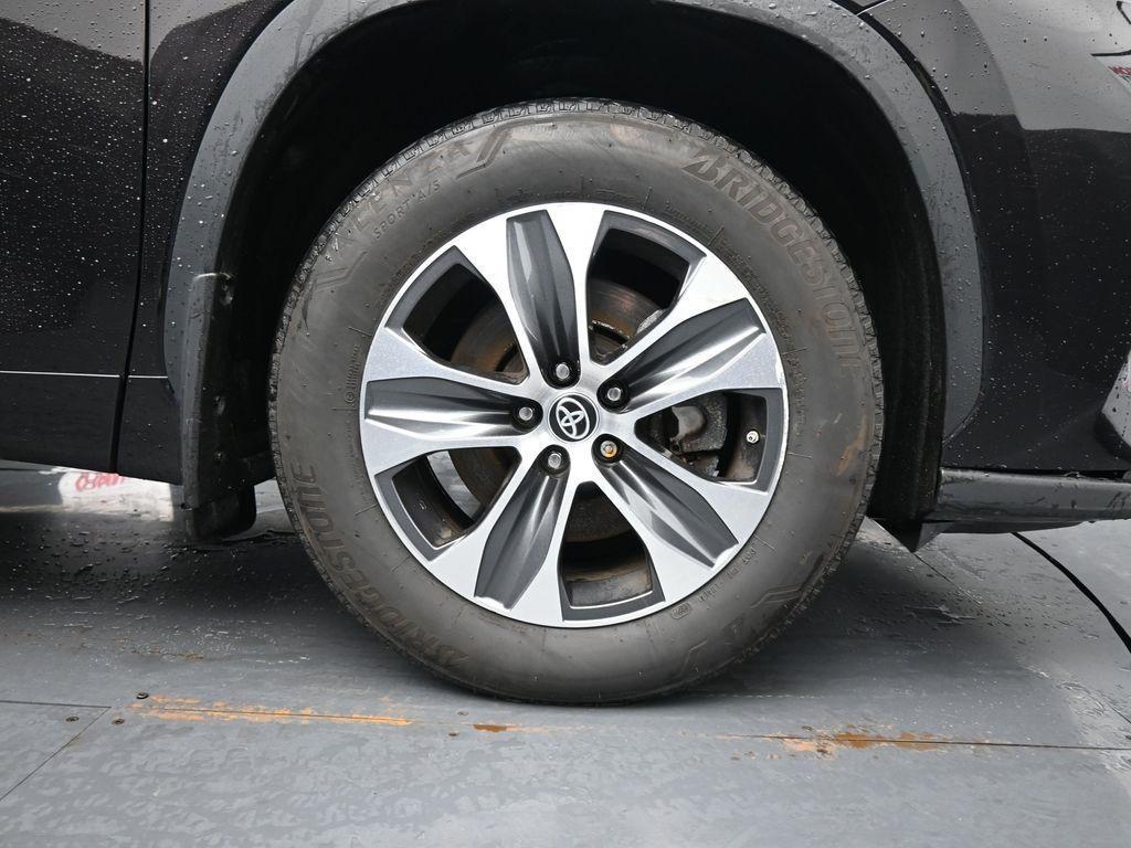 used 2022 Toyota Highlander car, priced at $36,427