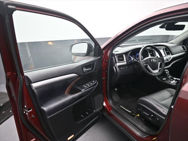 used 2019 Toyota Highlander car, priced at $29,043