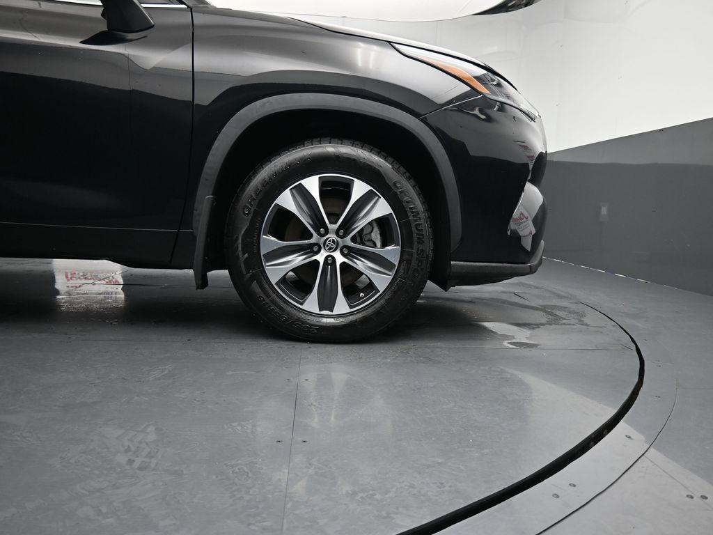 used 2022 Toyota Highlander car, priced at $35,192