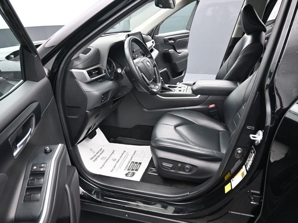 used 2022 Toyota Highlander car, priced at $35,192