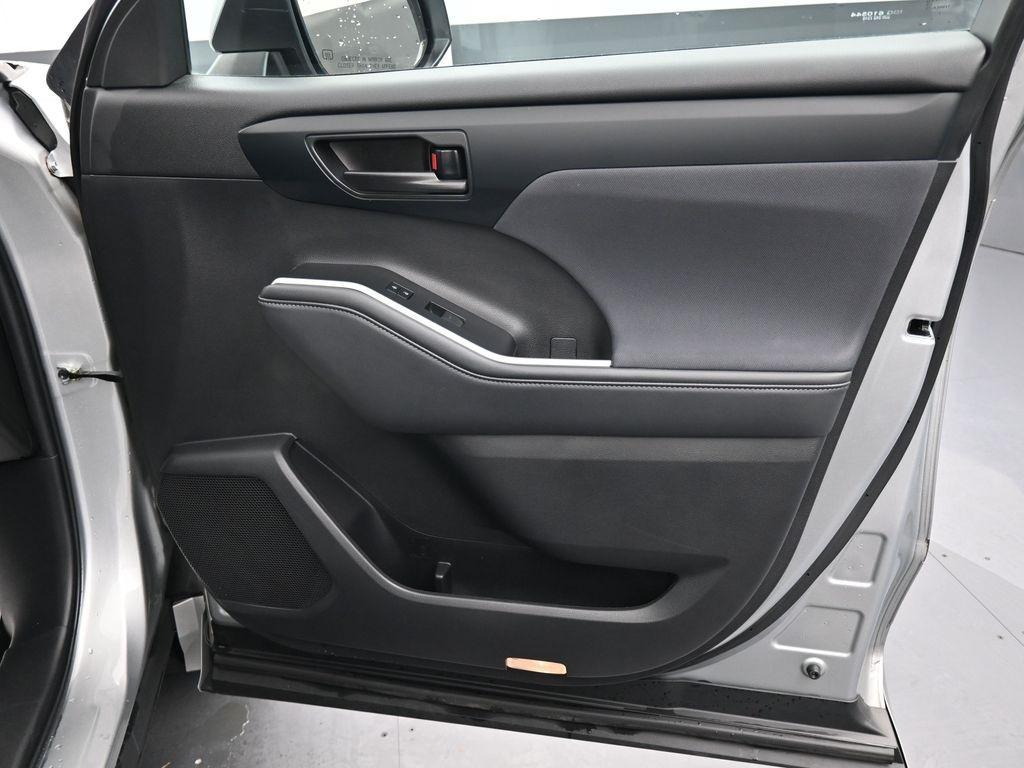 used 2022 Toyota Highlander car, priced at $29,425