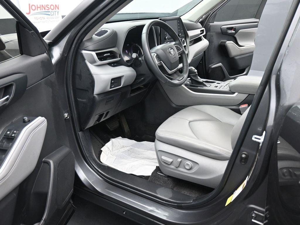 used 2022 Toyota Highlander car, priced at $38,576