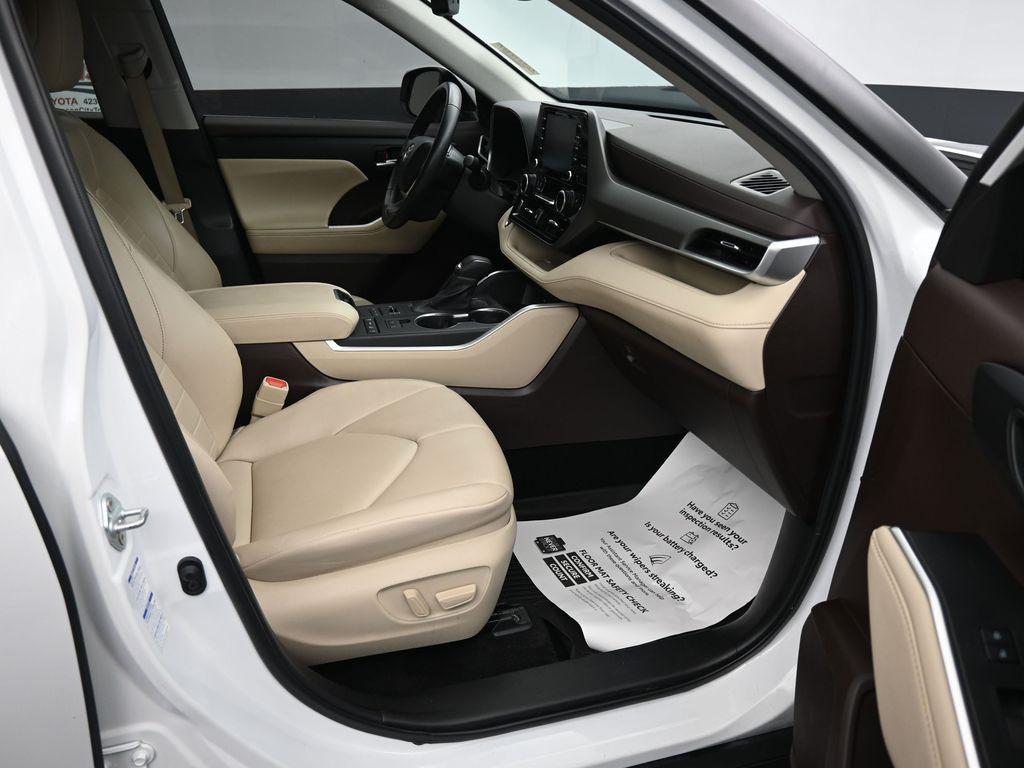 used 2022 Toyota Highlander car, priced at $37,009