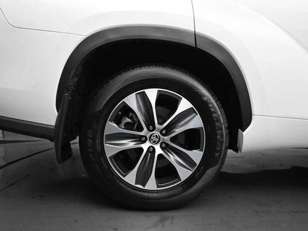 used 2022 Toyota Highlander car, priced at $37,009