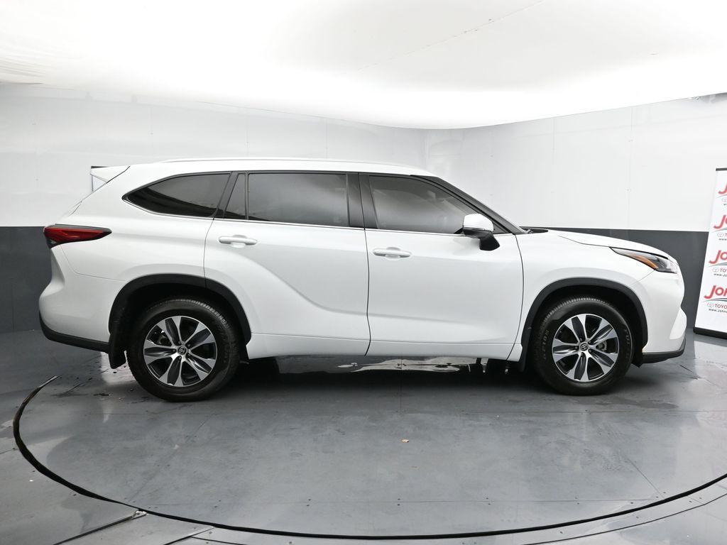used 2022 Toyota Highlander car, priced at $37,009
