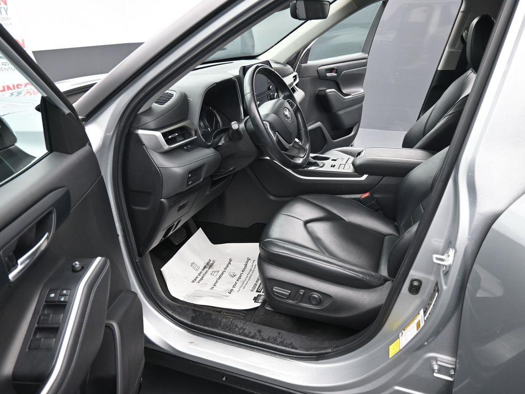 used 2022 Toyota Highlander car, priced at $34,414