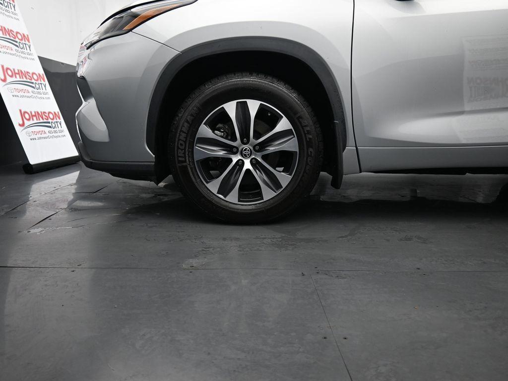 used 2022 Toyota Highlander car, priced at $34,414