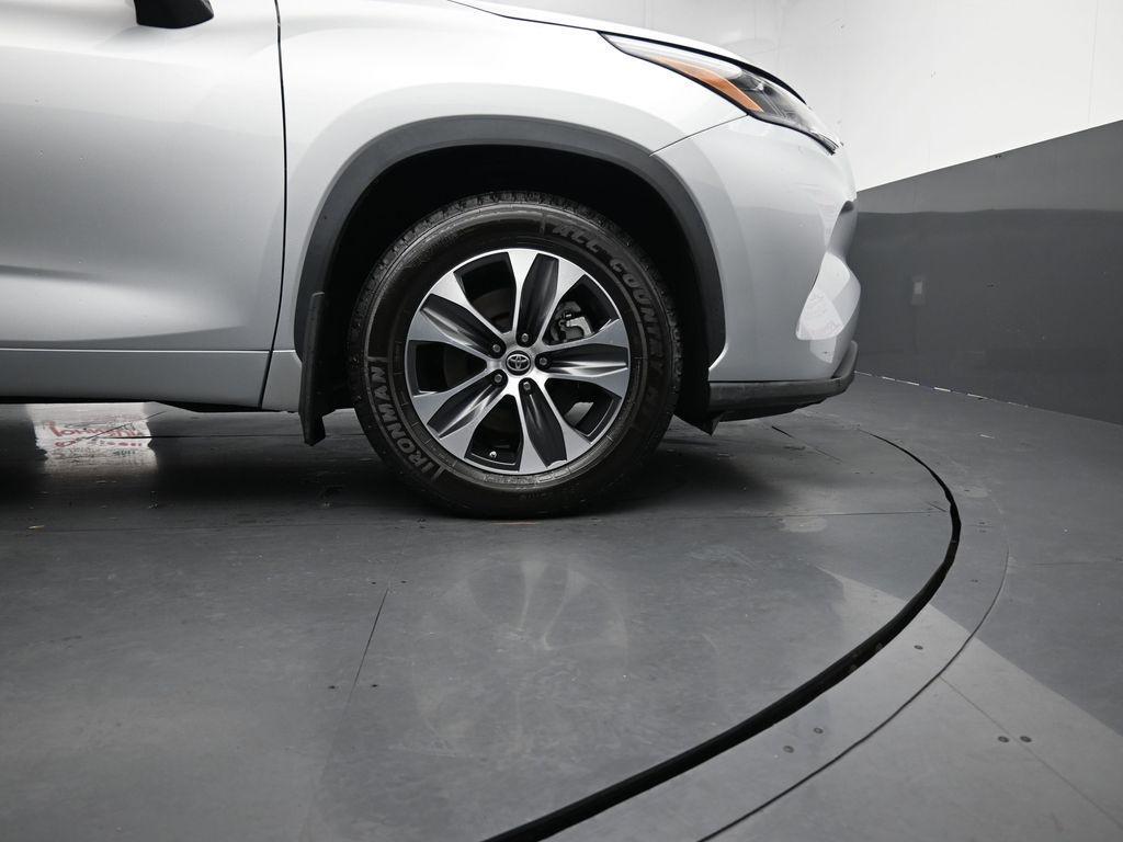 used 2022 Toyota Highlander car, priced at $34,414