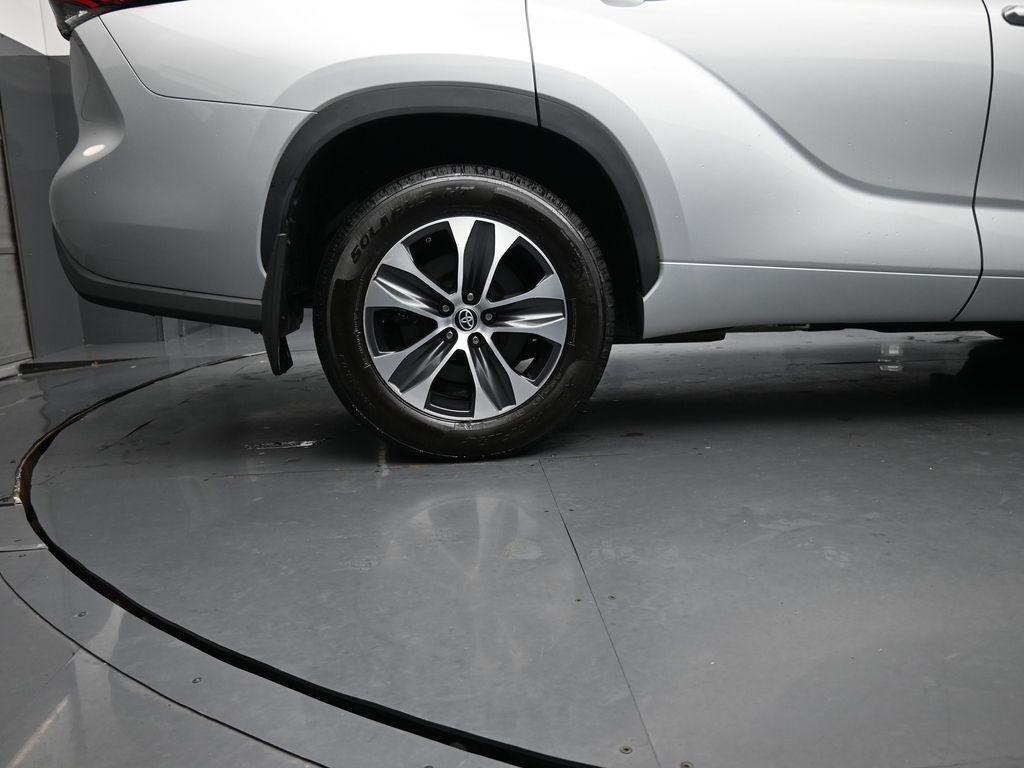 used 2022 Toyota Highlander car, priced at $34,414