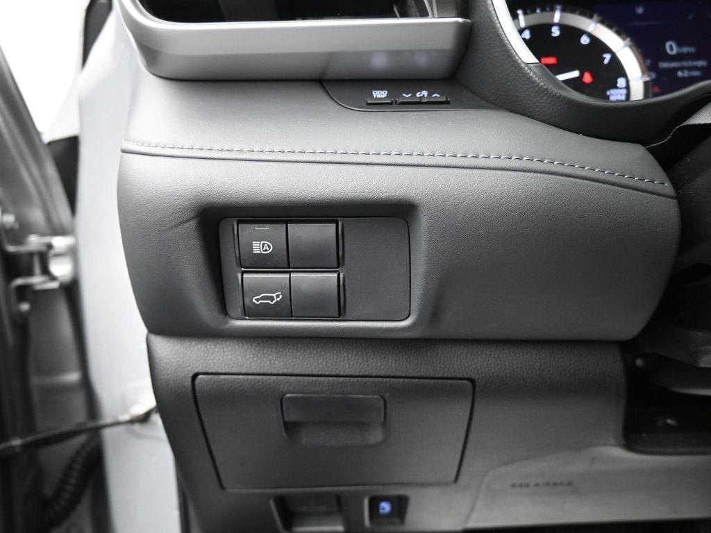 used 2022 Toyota Highlander car, priced at $34,414