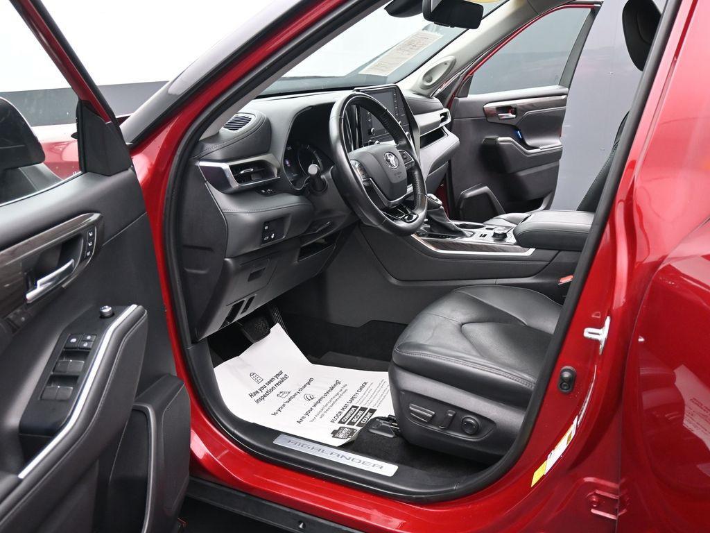 used 2021 Toyota Highlander car, priced at $31,265