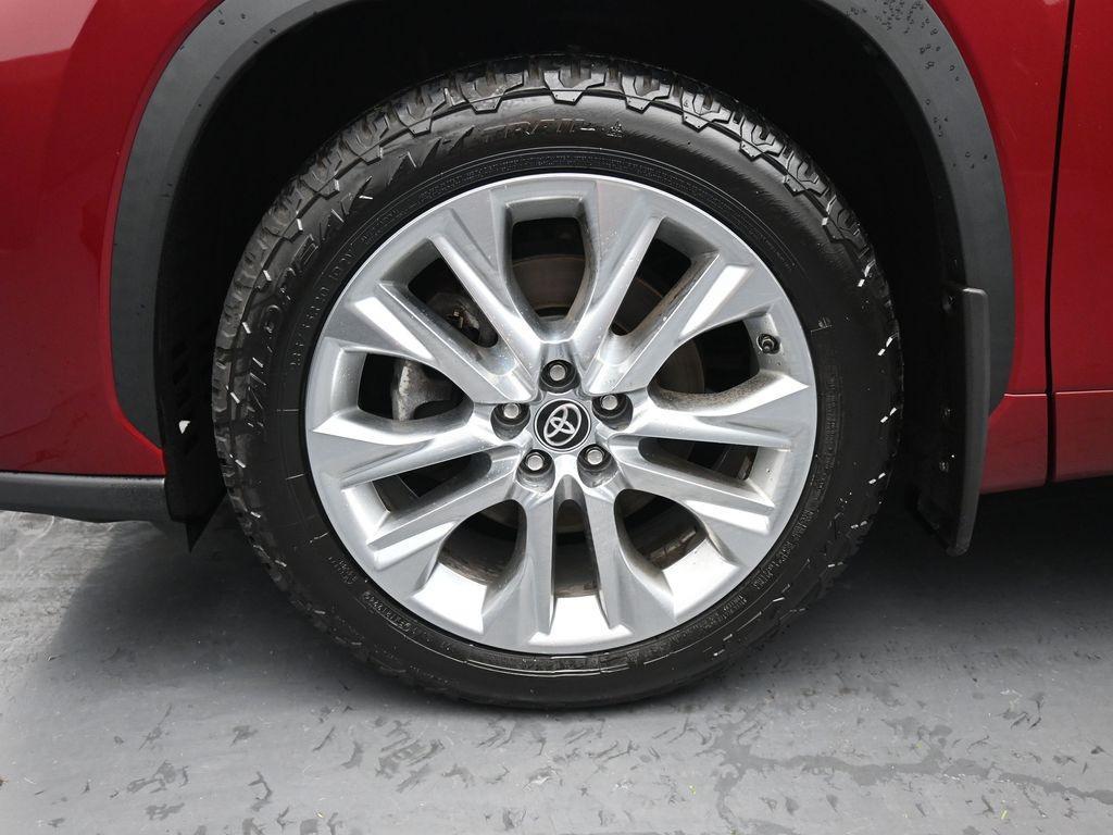 used 2021 Toyota Highlander car, priced at $31,265