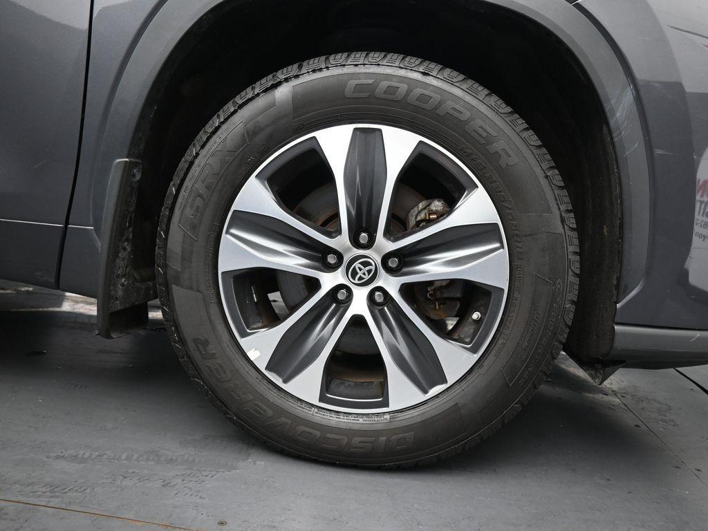 used 2022 Toyota Highlander car, priced at $35,071