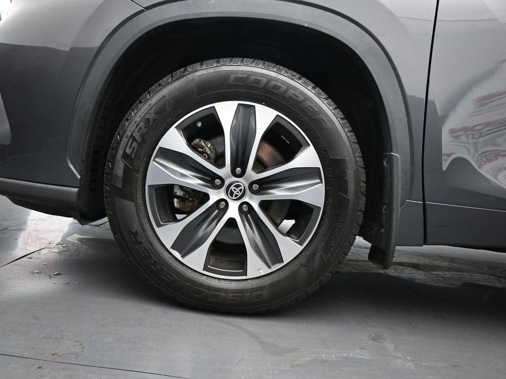 used 2022 Toyota Highlander car, priced at $35,071
