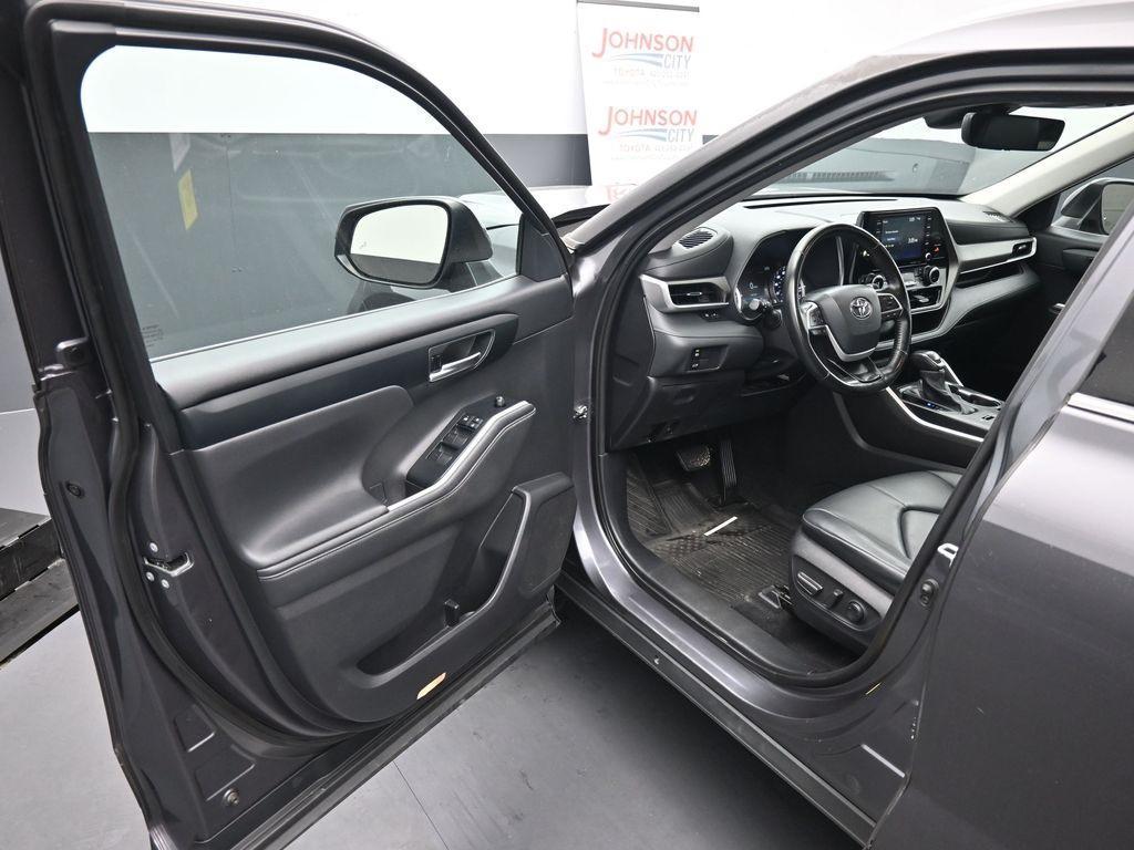 used 2022 Toyota Highlander car, priced at $35,071